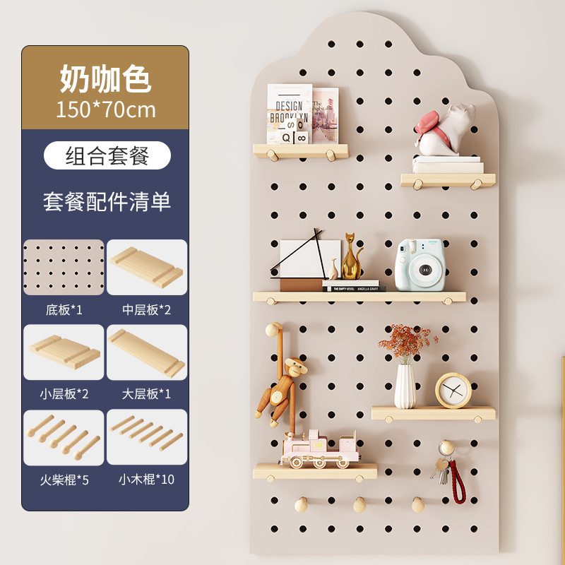 木の穴の板の扉の後の玄関の壁の物置棚の子供の机の背景の壁の形の展示棚の掛け板の仕切り板|undefined