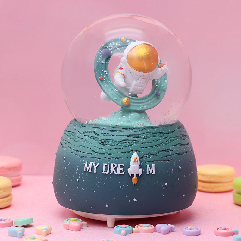 Linda campana tren azul gordo bola de cristal caja de música para niños y compañeros de clase regalo caja de música de nieve brillante