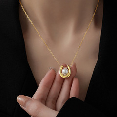 フランスの軽い豪華な真珠のネックレスの女性のu形のペンダントの大衆の設計の18kの金のファッションの気質の高級感の鎖骨の細い鎖