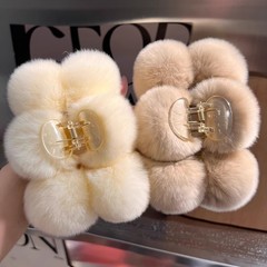 大サイズの本物のウサギの毛のボールはネットの赤い超大きい毛の毛をつかんで後頭部のサメのクリップの髪の飾りの冬をつかみます。