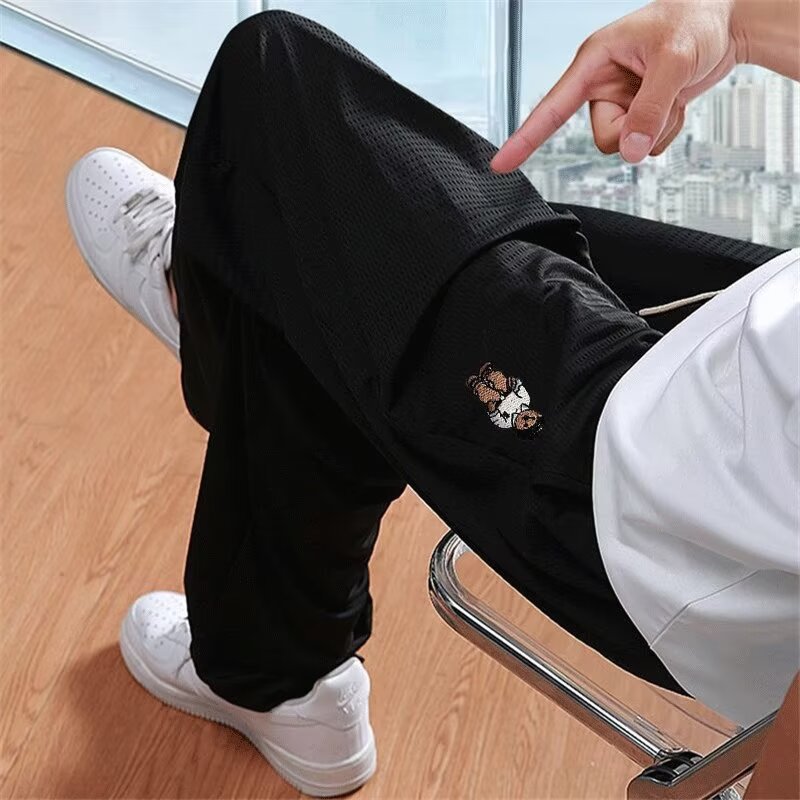 Pantalones casuales delgados de verano, pantalones casuales de hombre, impresión negra, pantalones deportivos rectos de tamaño grande, 2025 nuevos