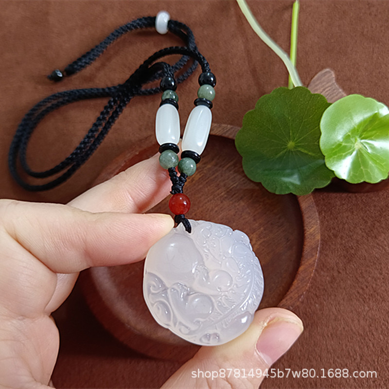 옥구슬줄로 공을 잡고 있는 옥수픽시(지름 33mm)