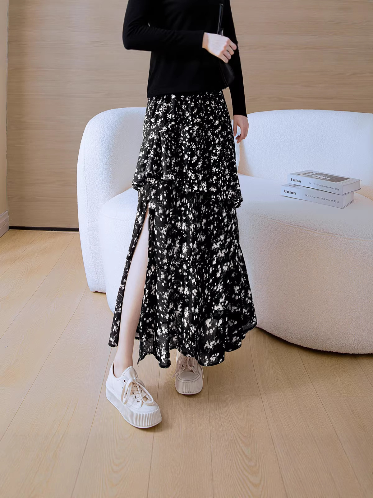 Chân váy xòe họa tiết hoa nhí, xếp ly nhẹ, thiết kế xẻ tà thanh lịch — màu đen