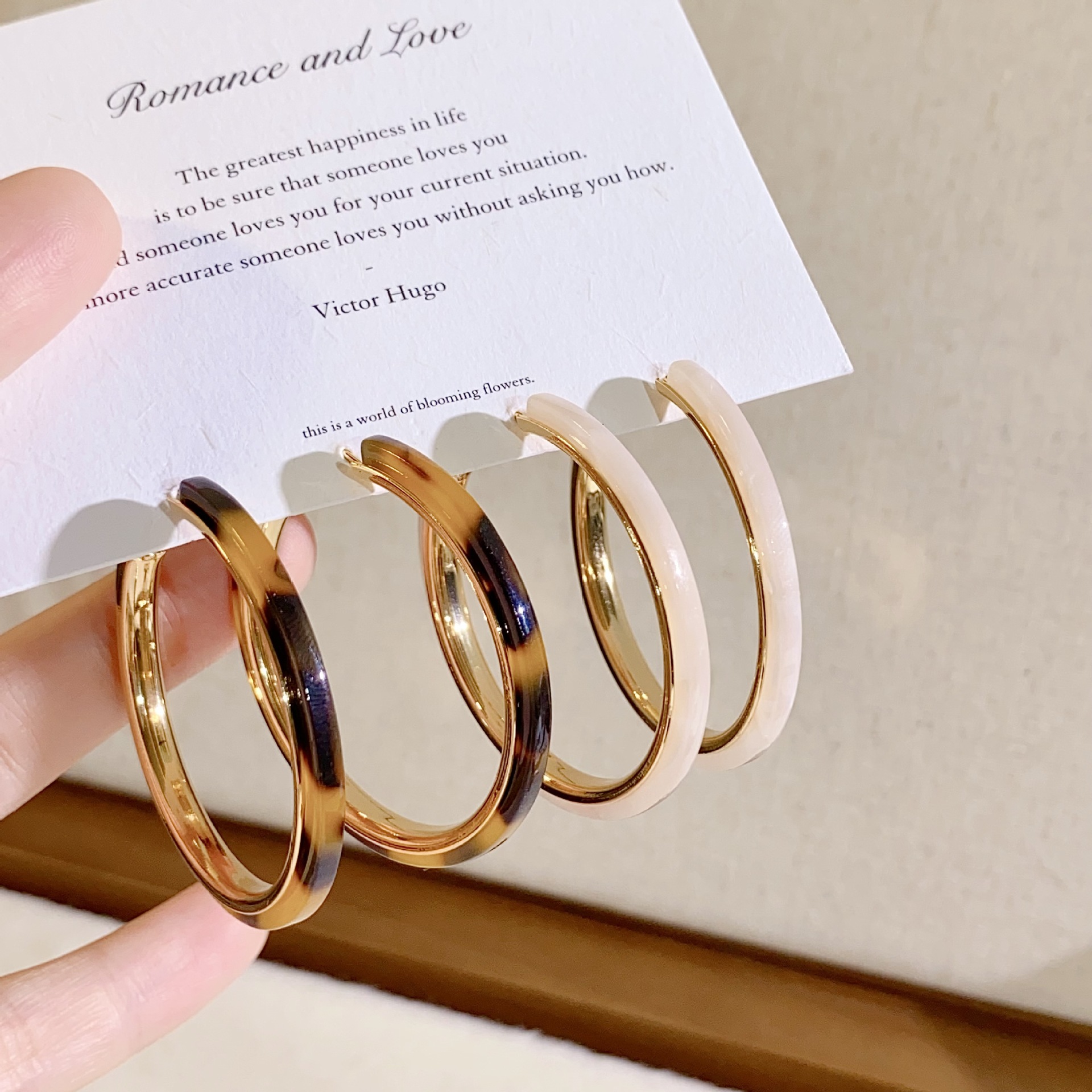 Copper-Plated Real Gold European and American Retro Fashion Leopard Print Large Hoop Resin Earrings for Women, New Style, Elegant and Unique Ear Hoops
