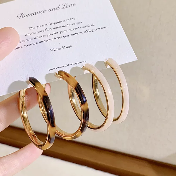 Copper-Plated Real Gold European and American Retro Fashion Leopard Print Large Hoop Resin Earrings for Women, New Style, Elegant and Unique Ear Hoops