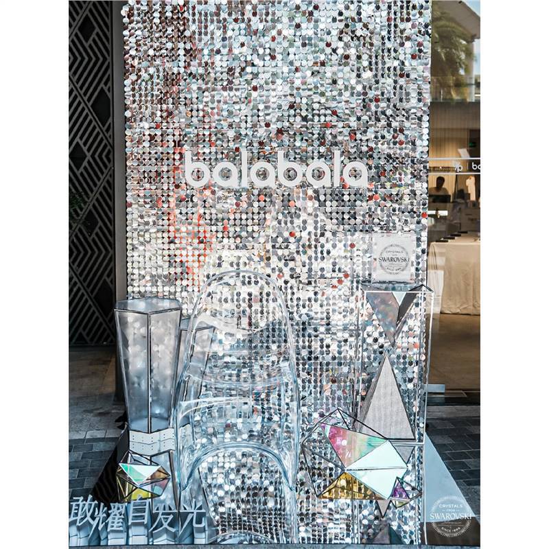 Dreamy Mirror Sequin Hanging Decoration, Wind-Driven Sequin Wall, Atmospheric Wedding Influencer Background, Shimmering Gold Display