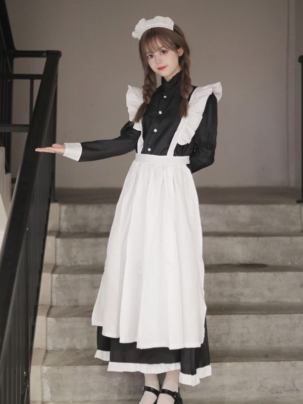 男はメイド服を着て女装しています。|undefined