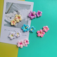 明るい面のカラーのグラデーションの5弁の花の蕊は花の髪を上げます。