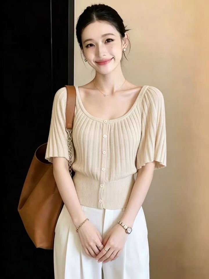 Áo thun ngắn tay nữ phong cách Pháp, chất liệu dệt kim thắt eo, dáng ôm gọn gàng — màu kaki