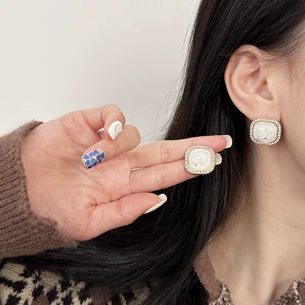 Retro Hong Kong Style Vintage Earrings ~ Japanese Style Exquisite White Shell Fragments Square Gemstone Earrings Women's Earrings Ear Clips