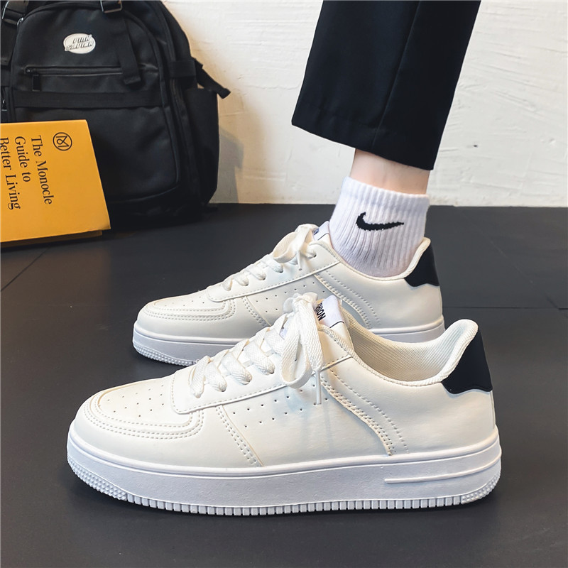 Zapatos de skate para hombres primavera 2026 nuevos zapatos de red deportivos casuales transpirables tendencia juvenil universal color sólido zapatos blancos para hombres