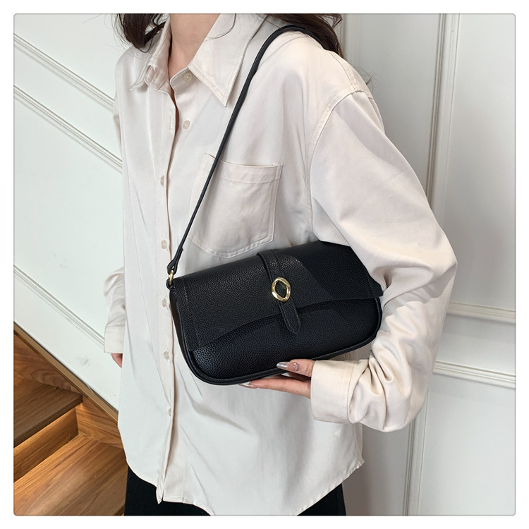 Women's Medium Pu Leather Solid Color Streetwear Magnetic Buckle Shoulder Bag display picture 15