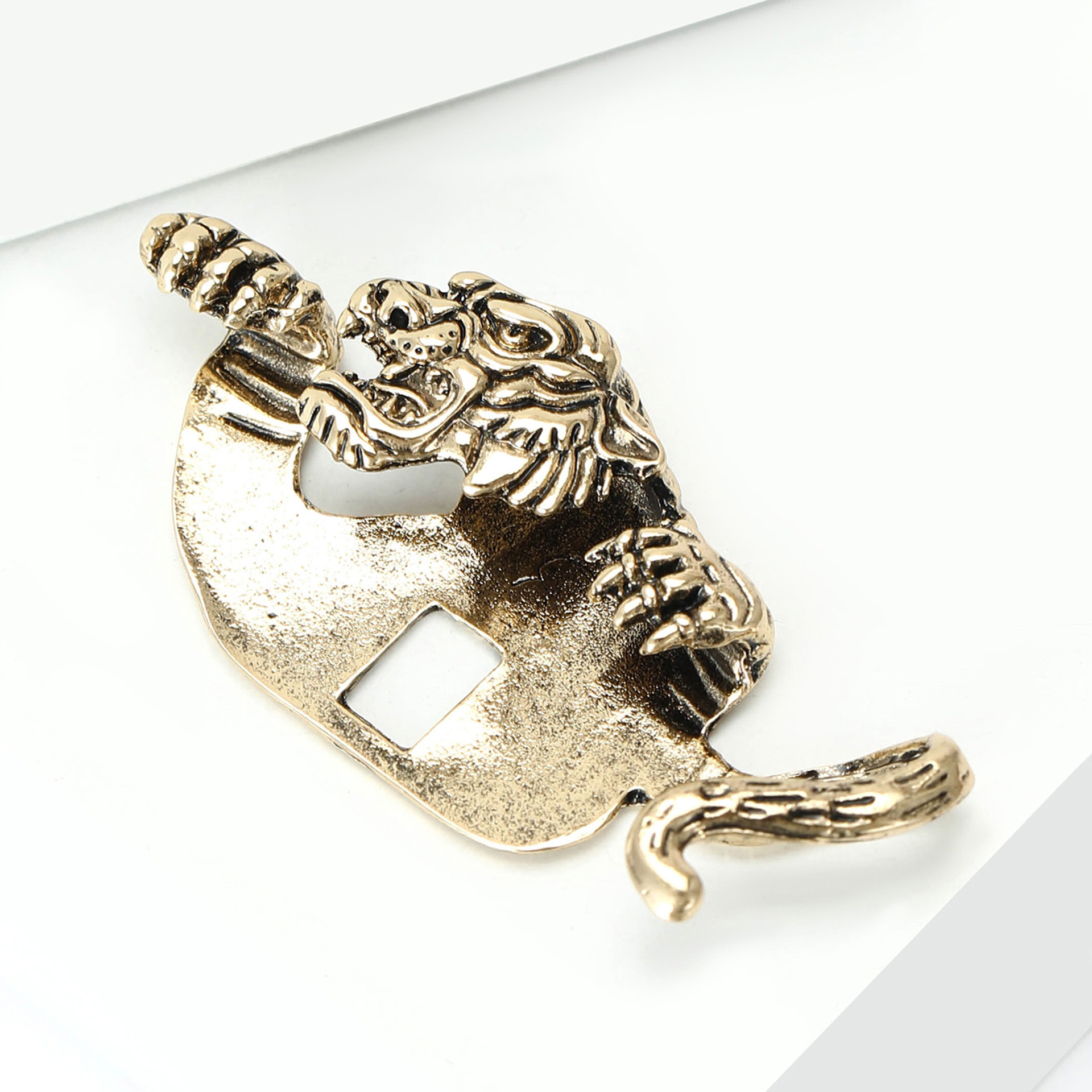 New Vintage-Style Bold Alloy Enamel Tiger Brooch, Creative and Versatile Men's Suit Coat Lapel Pin Accessory