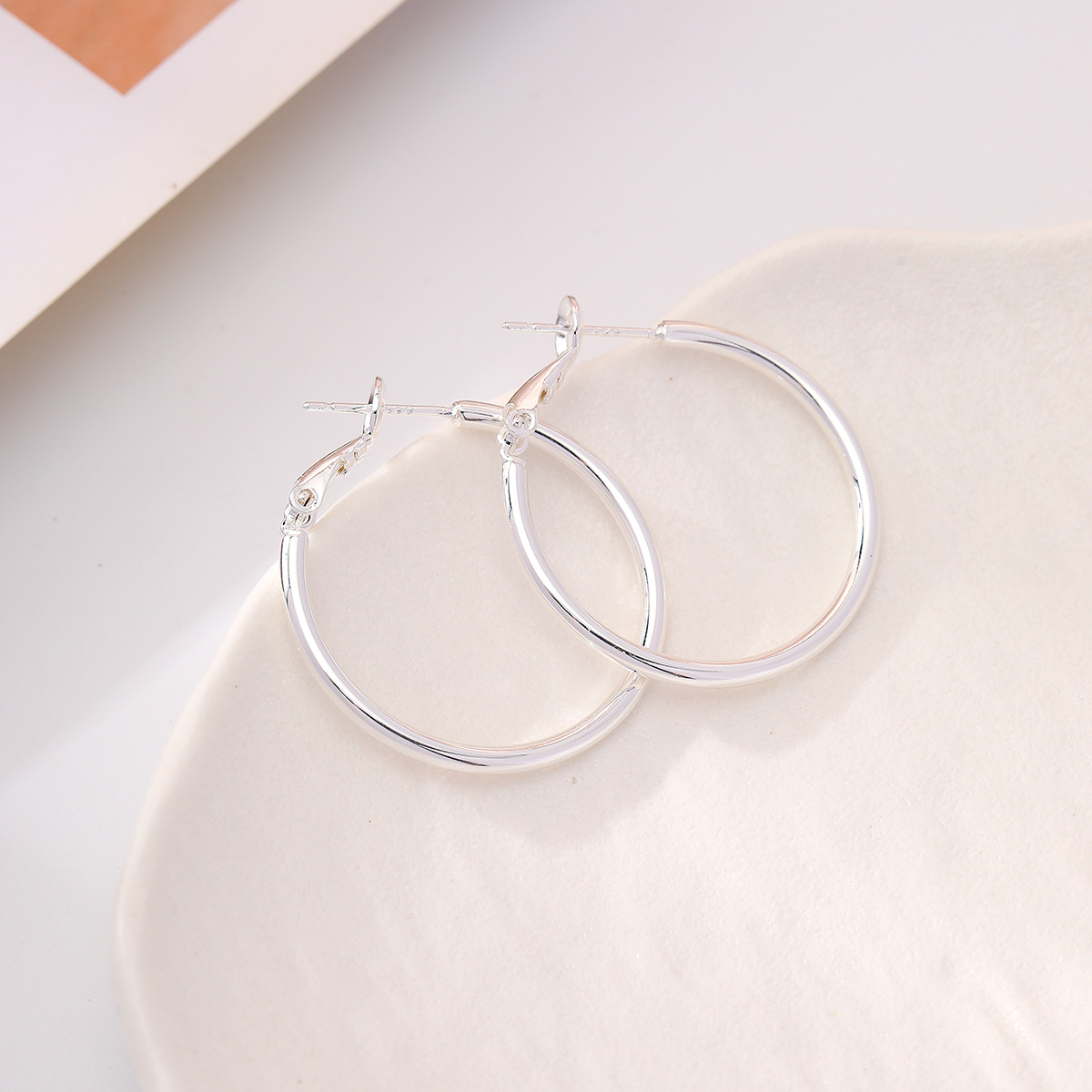 Minimalist plain hoop earrings, round, European and American style, simple and bold, stylish and versatile design, suitable for commuting, elegant earrings