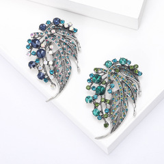 Elegant European and American-style retro luxury rhinestone leaf brooches—stylish for suits, coats, and lapels; high-end accessories available wholesale