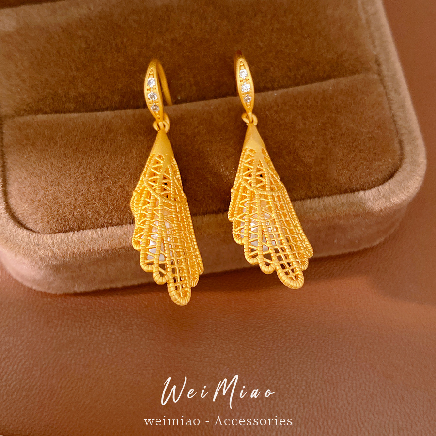 Gaoxiang pierre hueco encaje perla simple temperamento nicho pendientes de moda ligero lujo alta sensación auriculares al por mayor