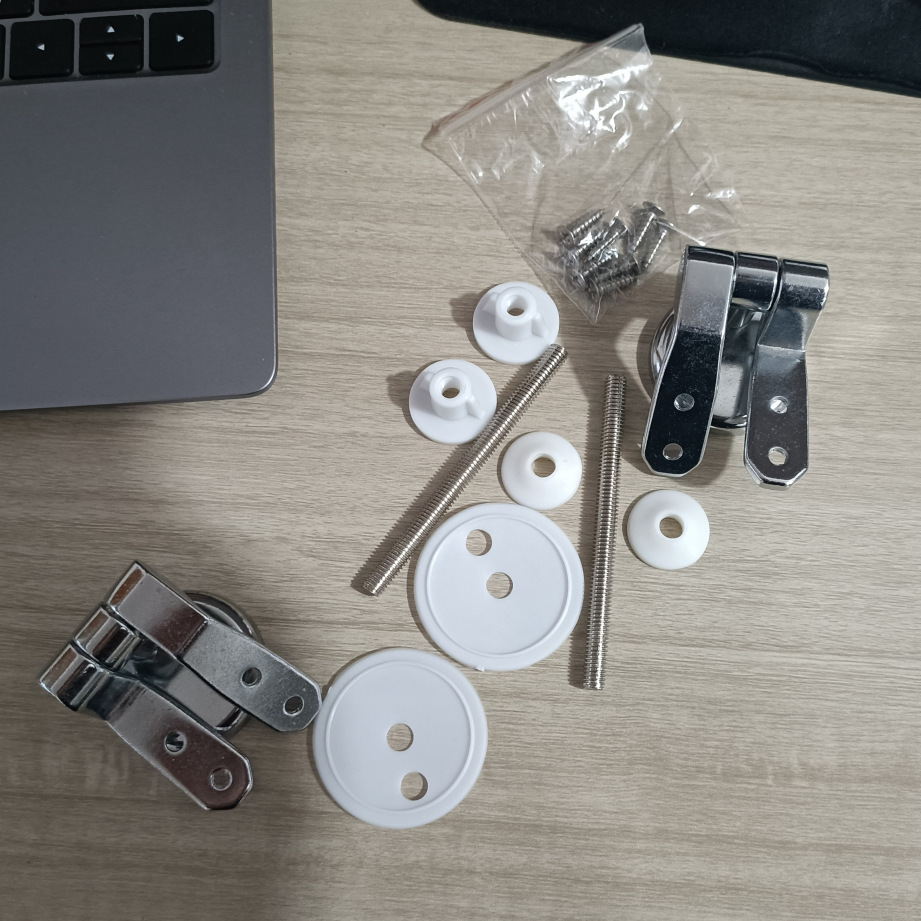 Bisagra para asiento de inodoro de aleación de zinc plateado, viene con un juego completo de accesorios de fijación y conectores.