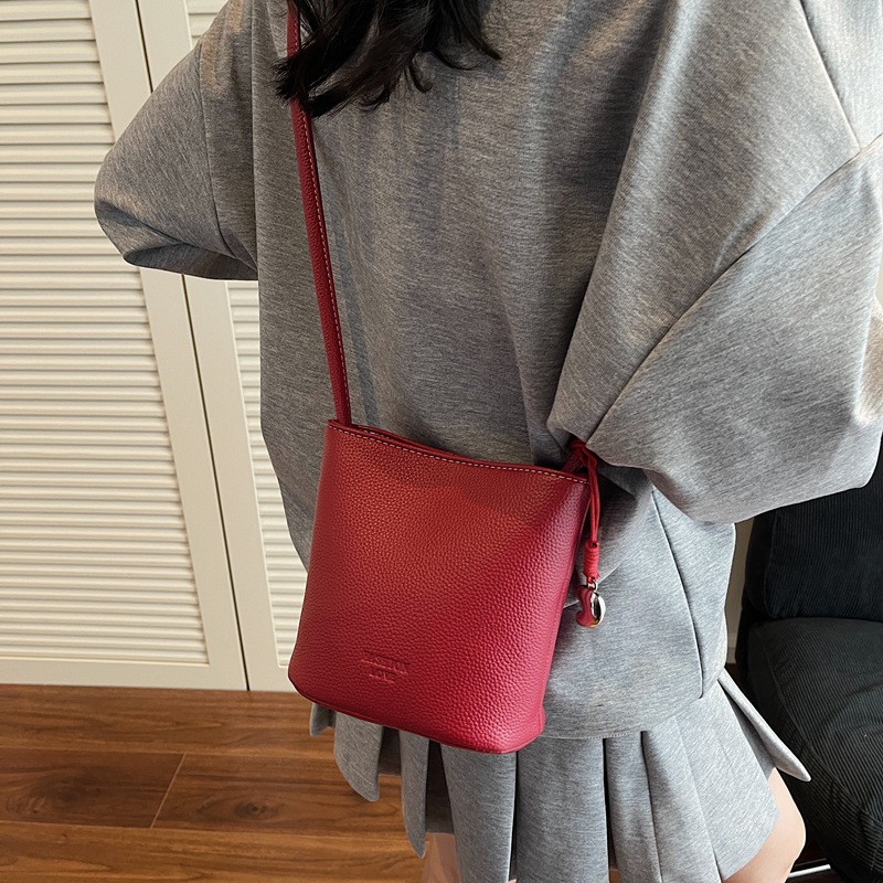 Bolsa de balde de moda de litchi para mujeres 2025 nuevo estilo de color sólido simple bolso de hombro mochila casual