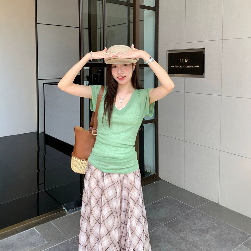 French-Style Chic Green V-Neck Short-Sleeve T-Shirt for Women, Summer 2026 New Trendy Slim-Fit Top French-Style Chic Green V-Neck Short-Sleeve T-Shirt for Women, Summer 2026 New Trendy Slim-Fit Top