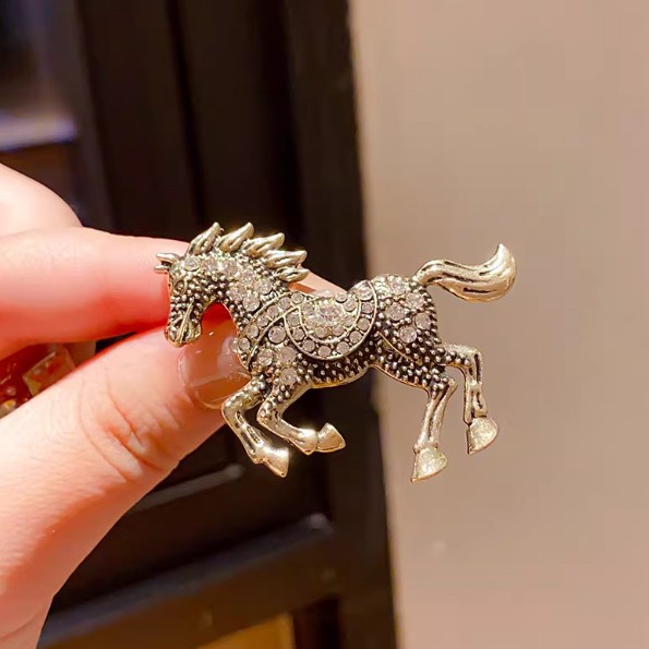 热销时尚轻奢复古珐琅骏马水钻胸针 百搭防走光服饰胸花饰品别针
