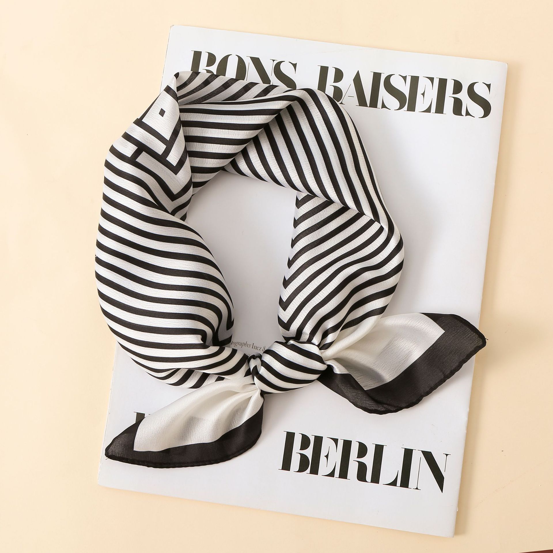 Nueva bufanda de seda de mora de imitación a rayas en blanco y negro simple de las mujeres elegante impresa decorativa pequeña bufanda cuadrada de una sola pieza entrega