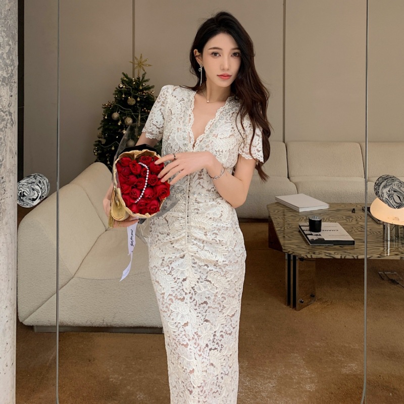 Verão 2026 - Novidades da Moda Feminina Francesa: Vestido curto sexy com decote em V e mangas curtas, confeccionado em renda de alta qualidade._voghion.com