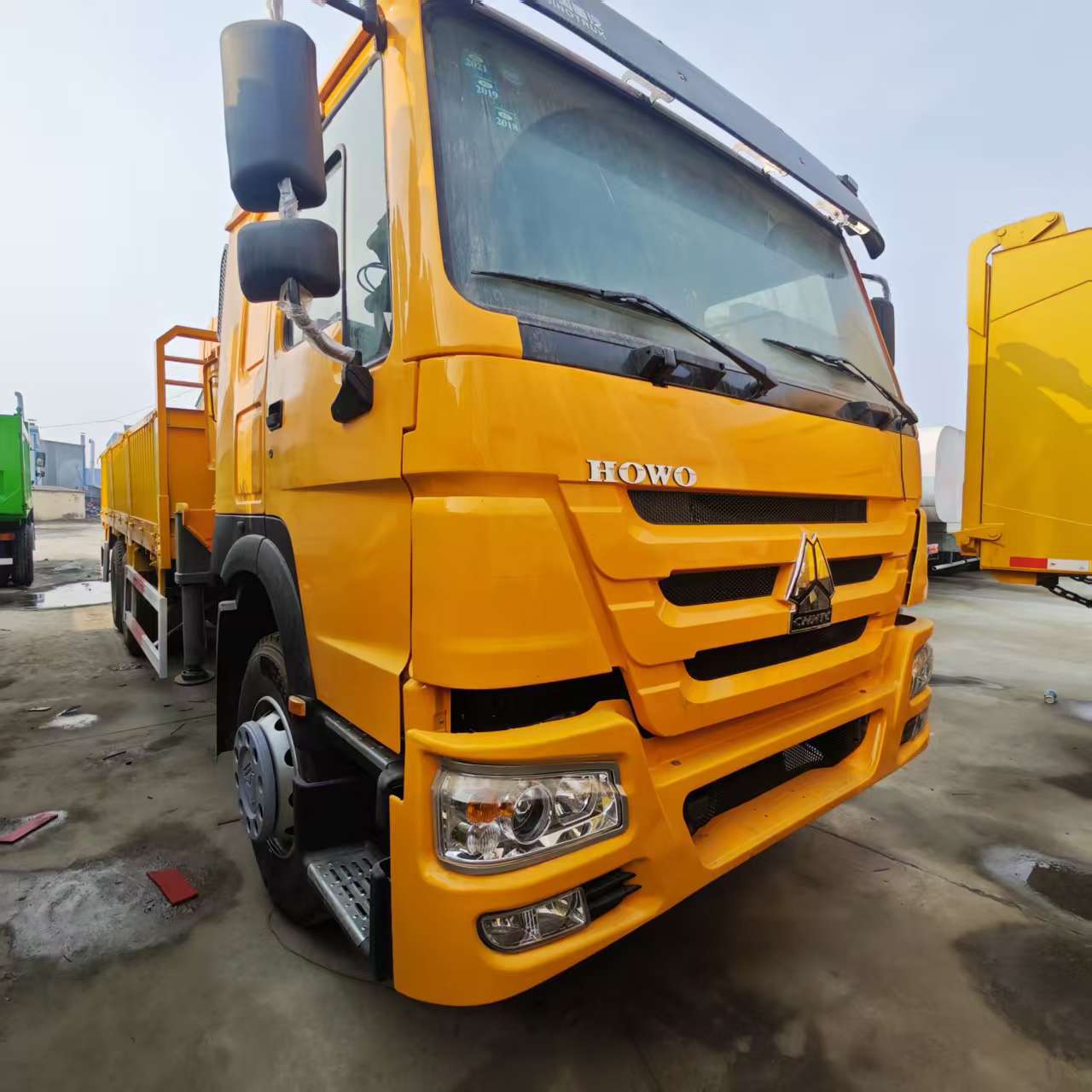 出口 371马力豪沃12轮自卸运输车 U型大箱10轮重汽重型一体自卸车
