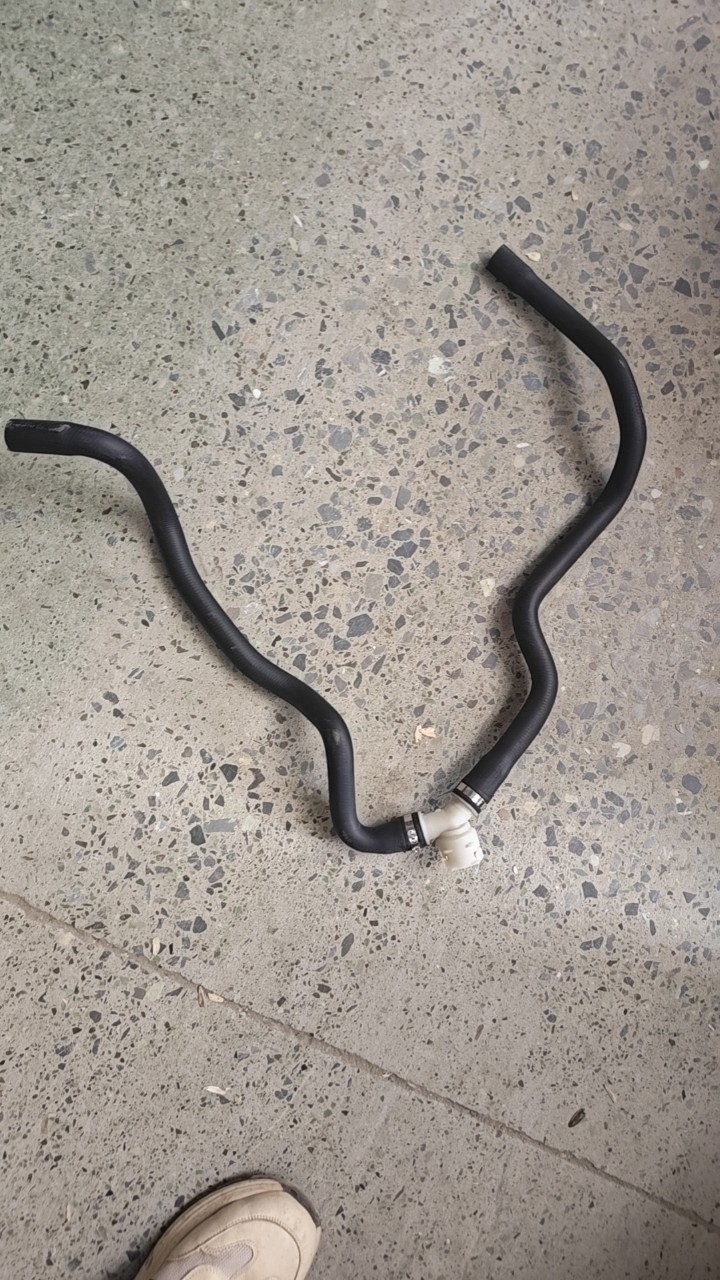 Suitable for Ford vehicles: water pipe, iron water pipe, coolant pipe, cylinder block, three-way connector, FT4Z8592D