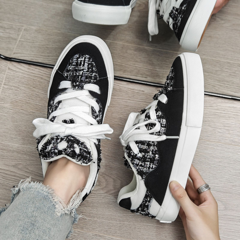 Diseño de nicho negro y blanco pequeño pan de fragancia zapatos de mujer tela de piel zapatos blancos pareja alta moda zapatos de skate