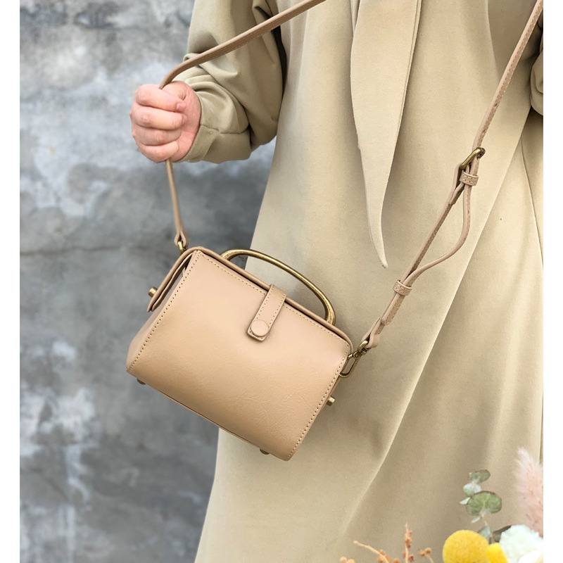 Wholesale Women's Large Capacity Crossbody Bag, Vintage Casual Vegetable Tanned Leather Doctor Bag, Commuter Handbag & Shoulder Bag - Thumbnail 4