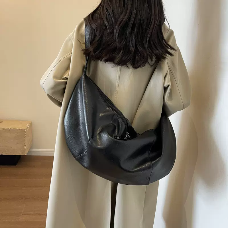新款单肩pu软皮饺子包斜跨包百搭休闲大容量纯色女包潮外贸跨境包