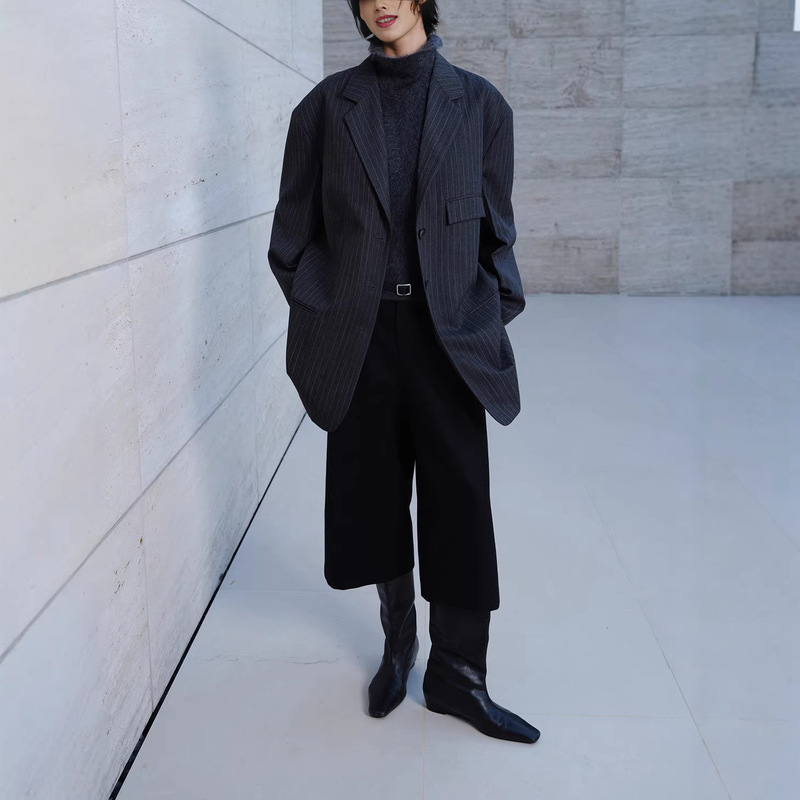 Heavyweight, Structured Wool Flannel, Stylish and Simple Bermuda Shorts with Side Seam Shift Forward