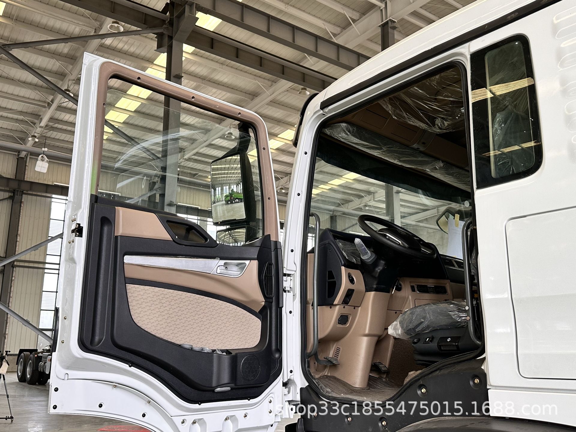 Cross-Border Export of Sinotruk Howotx6X4 Dump Truck with 371 Horsepower for Transporting Gravel and Earth, with a Dump Box