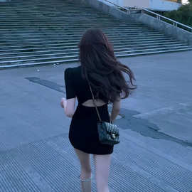 法式性感短袖露腰连衣裙女夏季新款小个子修身显瘦褶皱包臀短裙子