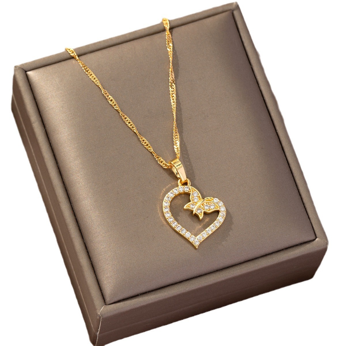 Diseño de nicho de moda transfronteriza europea y americana de alto nivel de collar de joyería de personalidad simple en el amor colgante de mariposa