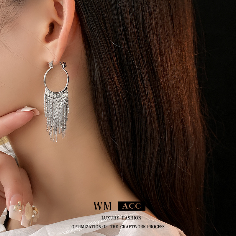 Oro Real electrochapado ronda borla oreja hebilla pendientes de metal de estilo frío pendientes de moda europea y americana pendientes personalizados para las mujeres al por mayor