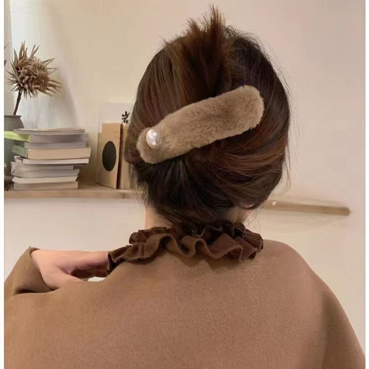 Maillard pearl plush duck bill clip Internet celebrity lazy back of head hair clip autumn and winter hairpin_voghion.com