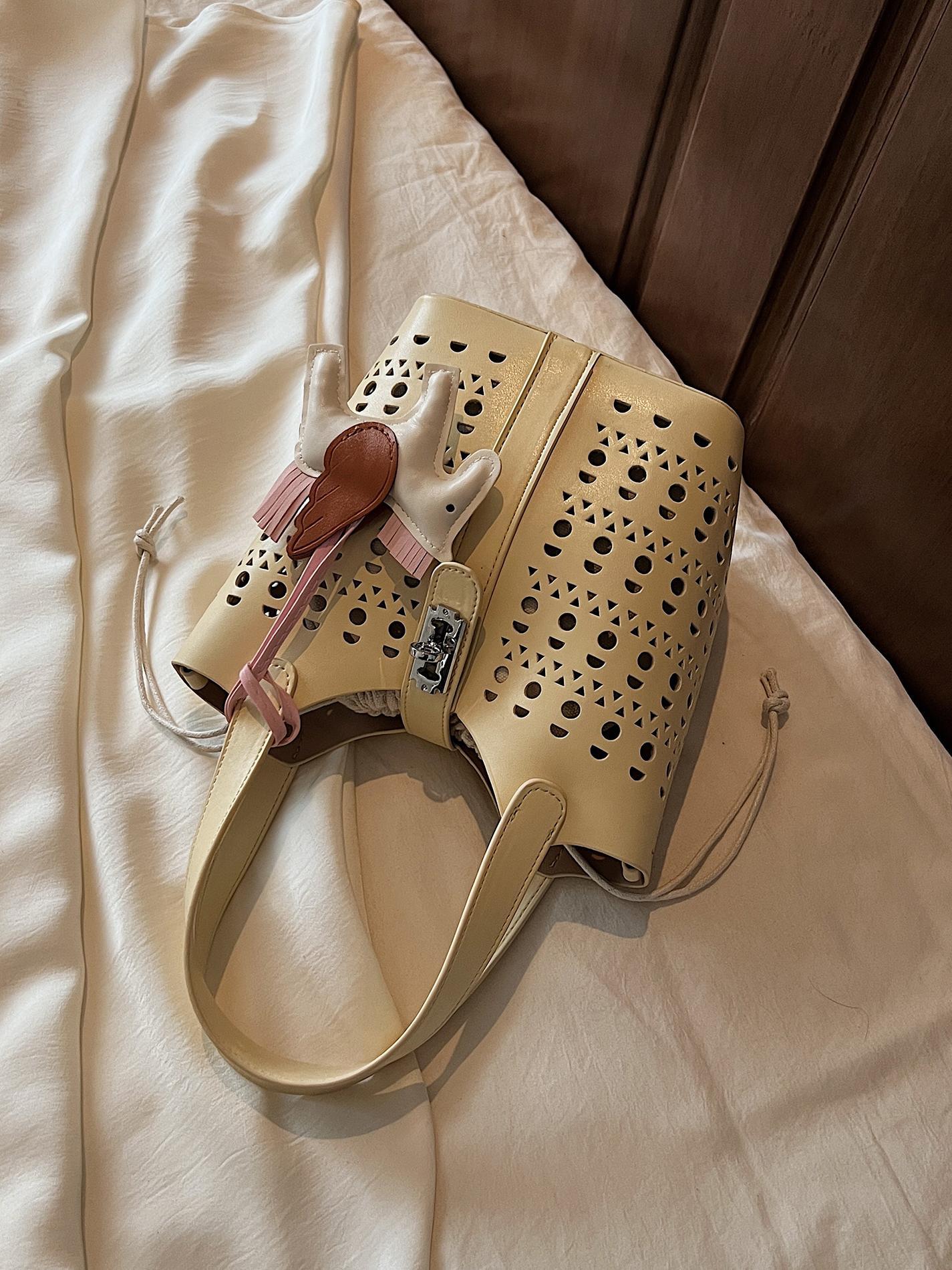 Nicho de diseño hueco bolsa de canasta de verduras para mujeres 2025 verano nueva moda alta sensación bolso de cubo de agua