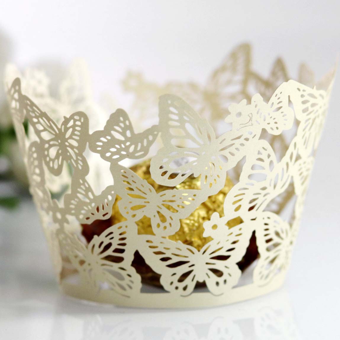 Amazon láser hueco mariposa taza de papel reflectante de oro pastel borde taza pastel hornear encaje en stock