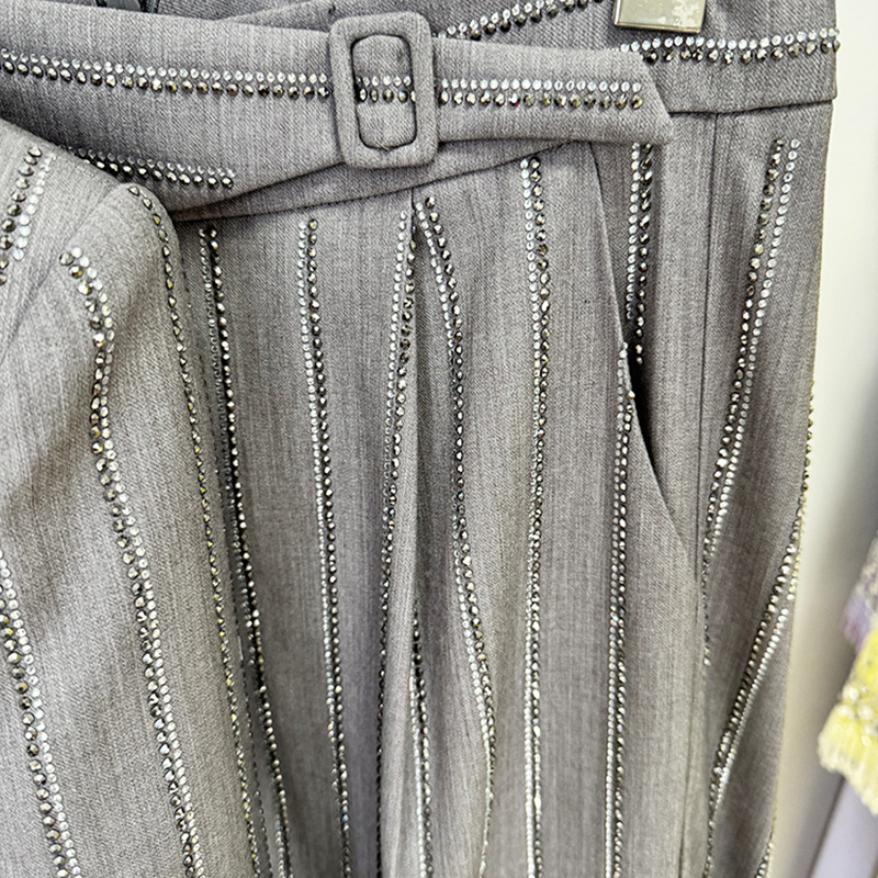 GraceChic Disponible para principios de primavera 2025. Traje de dos piezas de alta gama, color gris, con pedrería pesada, cruzado, pantalón largo._voghion.com