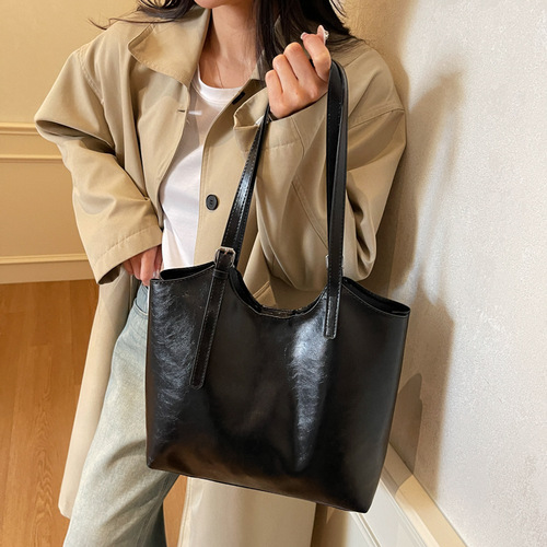 Women's 2024 New Retro Fashion Large Capacity Tote Bag for Autumn/Winter Commute, Single-Shoulder Bag with Quality and Style, Crossbody Bag