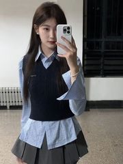 ドーパミン甜妹の柔らかいモチモチのアルファベットの刺繍のニットのvネックのベストの青い格のシャツの2つのセット