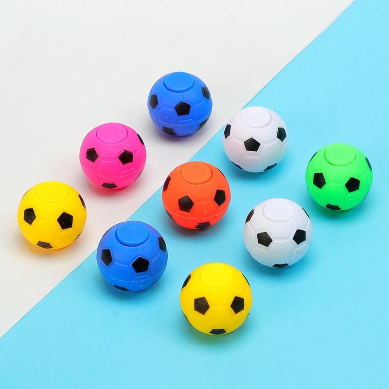 指のサッカーのジャイロの子供は指先のジャイロを回転します。|undefined