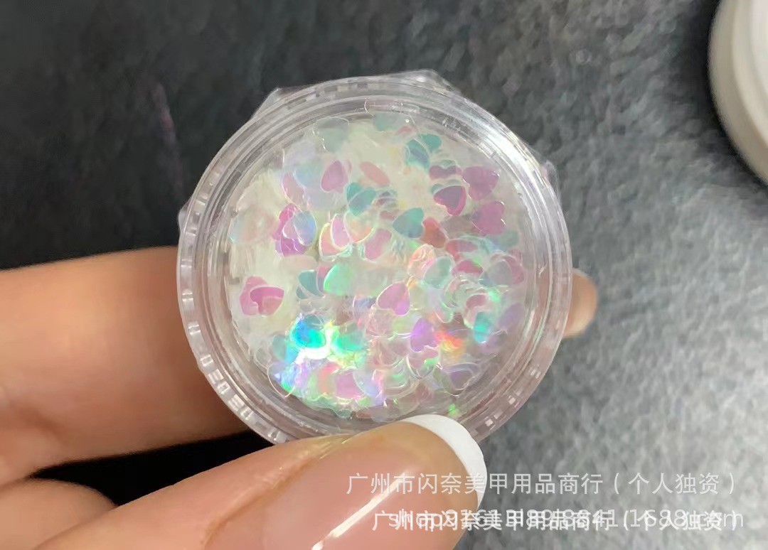 12개의 다채로운 흰색 2mm 하트