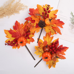 ハロウィンの装飾品、紅葉の花輪、小道具、カボチャ、松ぼっくり、赤い果物、収穫祭の飾り、ハロウィンの雰囲気
