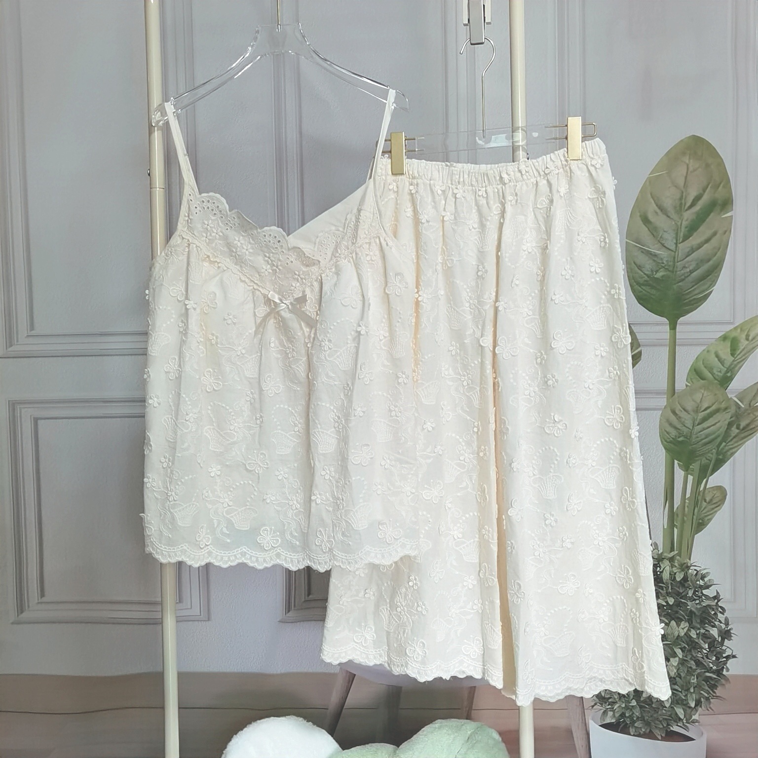 Suspenders Plus Chest Pad Pajamas 여성의 여름 새로운 도착 무거운 의무 자수 샤넬 스타일 달콤한 공주 고급 카프리 바지 세트