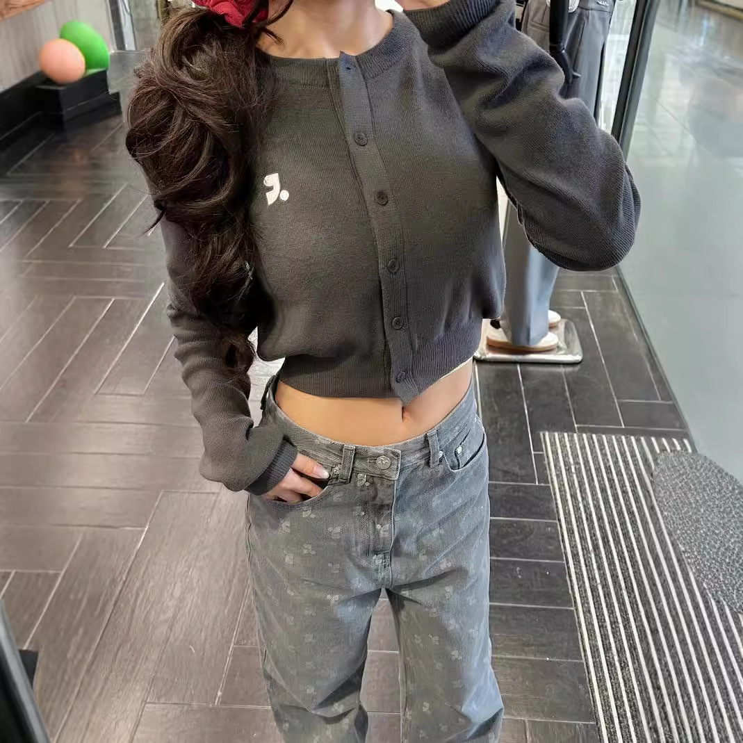 即墨原工場早秋の新型優しい粉RRアルファベット刺繍ニットカーディガンセーターのコートの短い上着の外付け