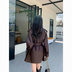 茶色の皮の服の女性2025の新型の韓国版のファッションの小さい背の革のジャケットの秋の皮の風の服のコートの女性の高級感