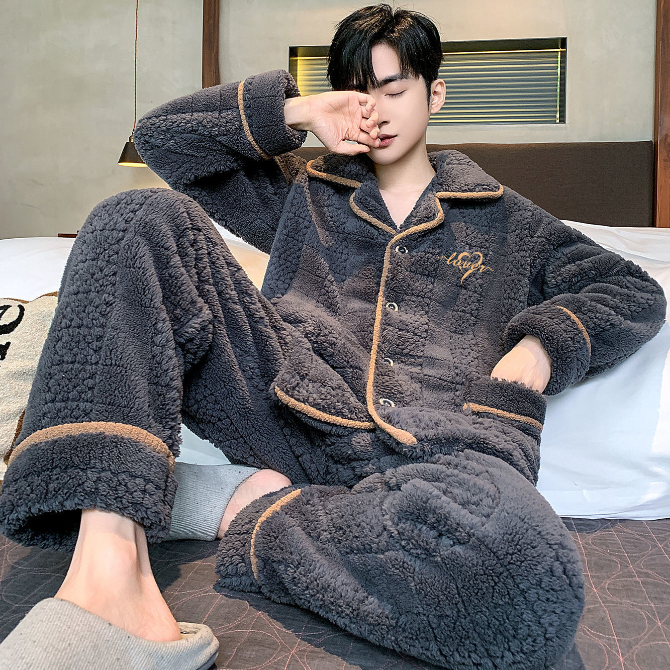 サンゴの家の服の新型のパジャマの男性のベルベットのゆったりした大きいサイズは外の保温のフランネルの秋冬の厚いスーツができます。