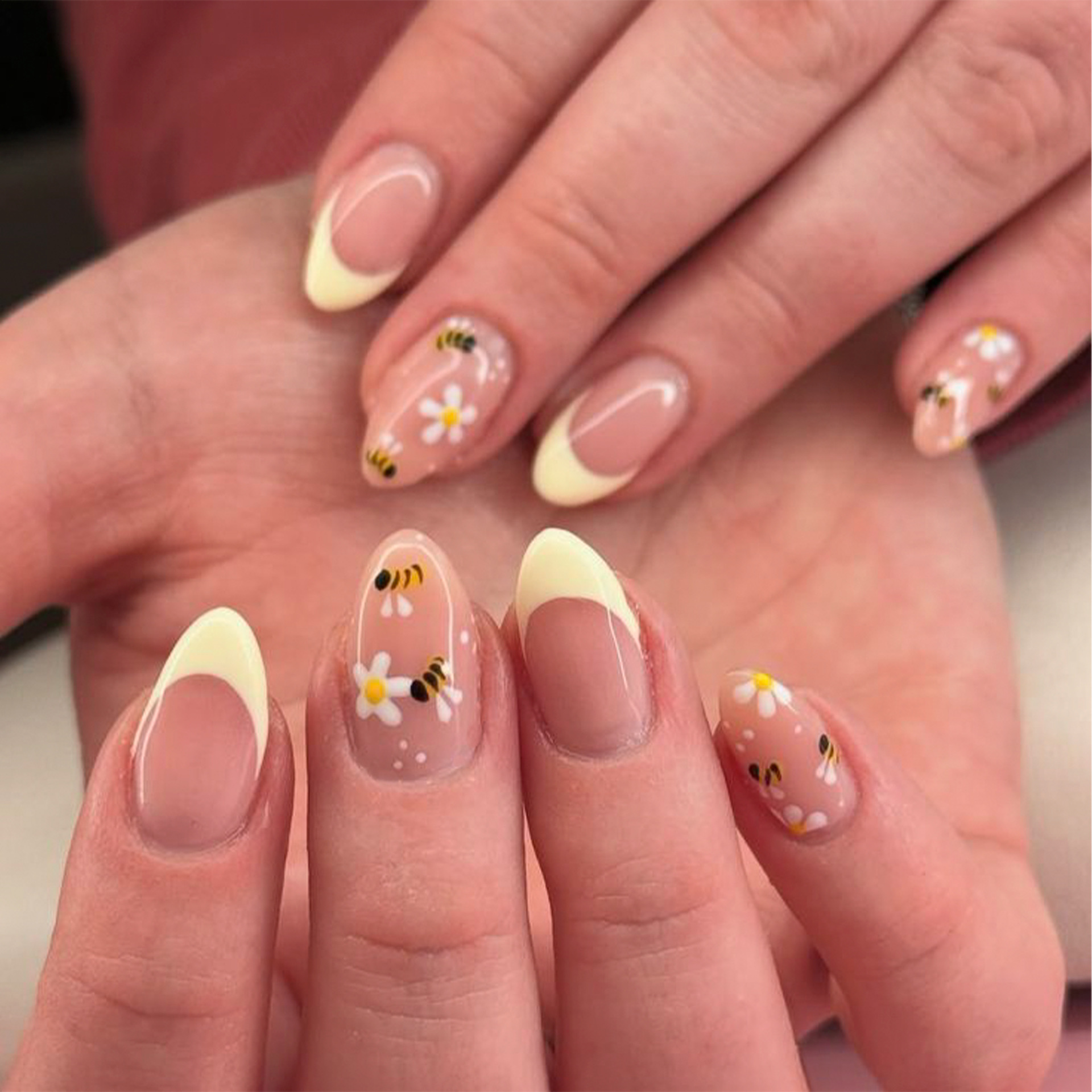 Lefan Manicure Simple French Style Yellow Wearable Nails Short Almond Nails Summer Bee Flower Fake Nails